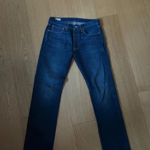 Levis 501 jeans blå W32 L34 - Tja säljer nu dessa klassiska Levis 501 jeansen. Jeansen är i väldigt gott skick och är i storleken 32/34. Vid eventuella frågor eller funderingar, hör gärna av dig! 