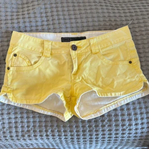 Gula jeansshorts från ONLY - Jättesnygga jeansshorts från only. De är lågmidjade och jättebra skick! 