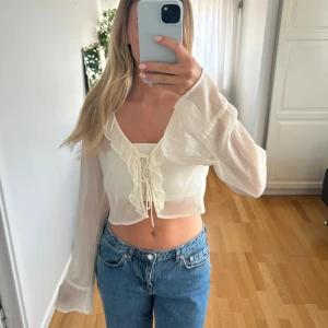 Vit blus, helt ny - Superfin vit somrig blus som aldrig kommit till användning, har prislappen kvar 🌞 Säljer för halva priset <3