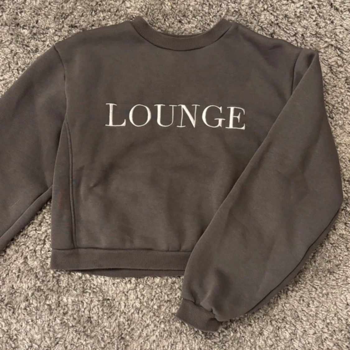 Brun croppad sweatshirt från Lounge
