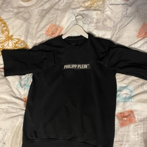  Philipp Plein tröja  - Svart Philipp Plein tröja storlek L passar M skulle jag säga dock