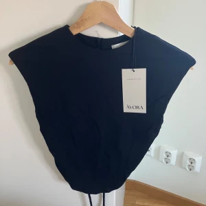 Svart topp från Avora - Helt oanvänd, verkar inte säljas på deras hemsida längre!