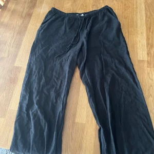 Svarta linnebyxor  - Säljer ett par svarta linnebyxor från h&m. Säljer då dom inte kommer till användning längre 