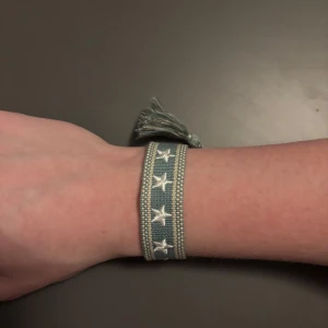 Flätat Armband - Säljer dessa tvär feta armbanden i en blå färg med snyggt stjärnmönster. Dessa är sjukt snygga och liknar de eftertraktade armbanden från dior🤩Om du undrar något så är de bara att skicka iväg ett meddelande 🔔 