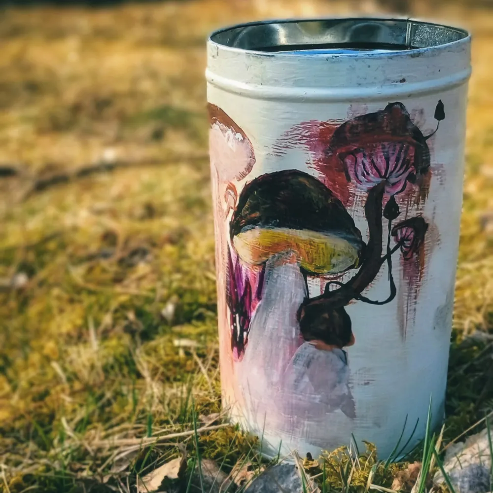 Säljer en unik vit plåtburk dekorerad med handmålade svampar i olika färger. Perfekt för förvaring av torrvaror eller som en dekorativ detalj i hemmet. Burken har en rund form och ett avtagbart lock. Passar utmärkt för den som gillar naturinspirerad inredning.. Böcker.