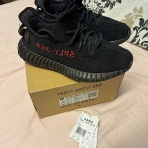 Adidas Yeezy Boost 350 V2 Breds - Adidas Yeezy Boost 350 V2 Breds. Skorna har en stickad ovandel med boost som sula Storlek 38. Fint skick, tråkiga är sulan under med slitage. 