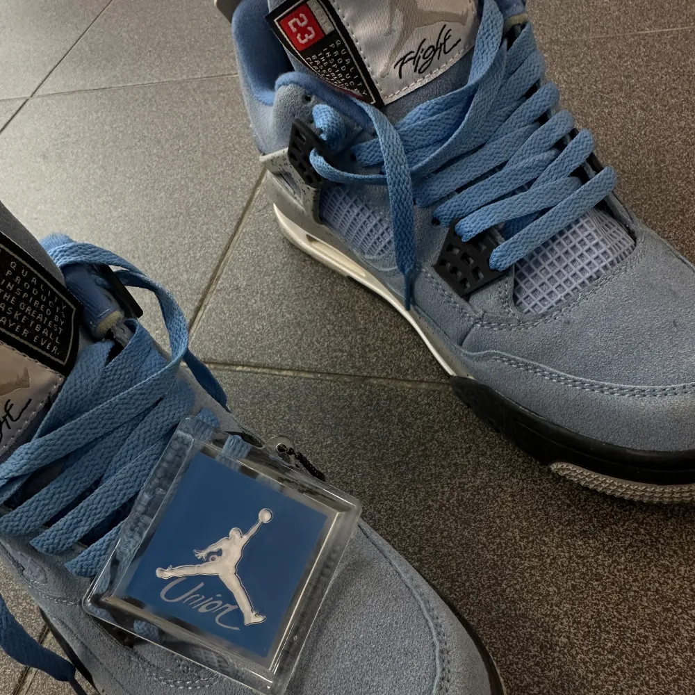 University Blue Retro 4-sneakers, jätte unika bästa egenskaperna en sko kan ha din favorit färg blåa du måste gilla jordans 4 från hjärtat och då vet du hur mycket dom här är värda. . Kengät.