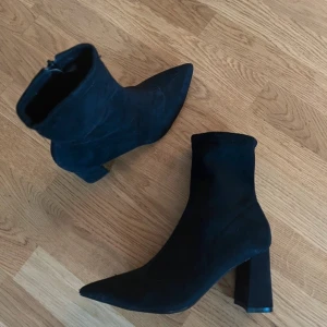 Boots NA-KD - svarta boots från NA-KD med spetsig tå. mockaliknande material