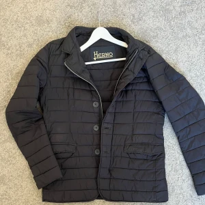 Mörkblå hernojacka - Mörkblå hernojacka i ett väldigt lätt dun. Storlek 48 vilket motsvarar M. Vid frågor är det bara att höra av sig!