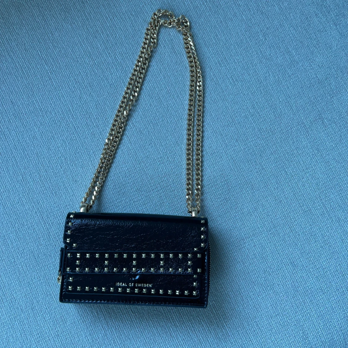 Svart axelväska med guldkedja från Ideal of Sweden - 1