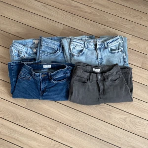 Jeans 5olika - 5olika jeans 3 ljus blåa en mörk blå och en par gråa. Går att köpa alla eller separata skriv för fler frågor bilder och pris 💗💗💗100eller 50 kr för ett par alla 300kr