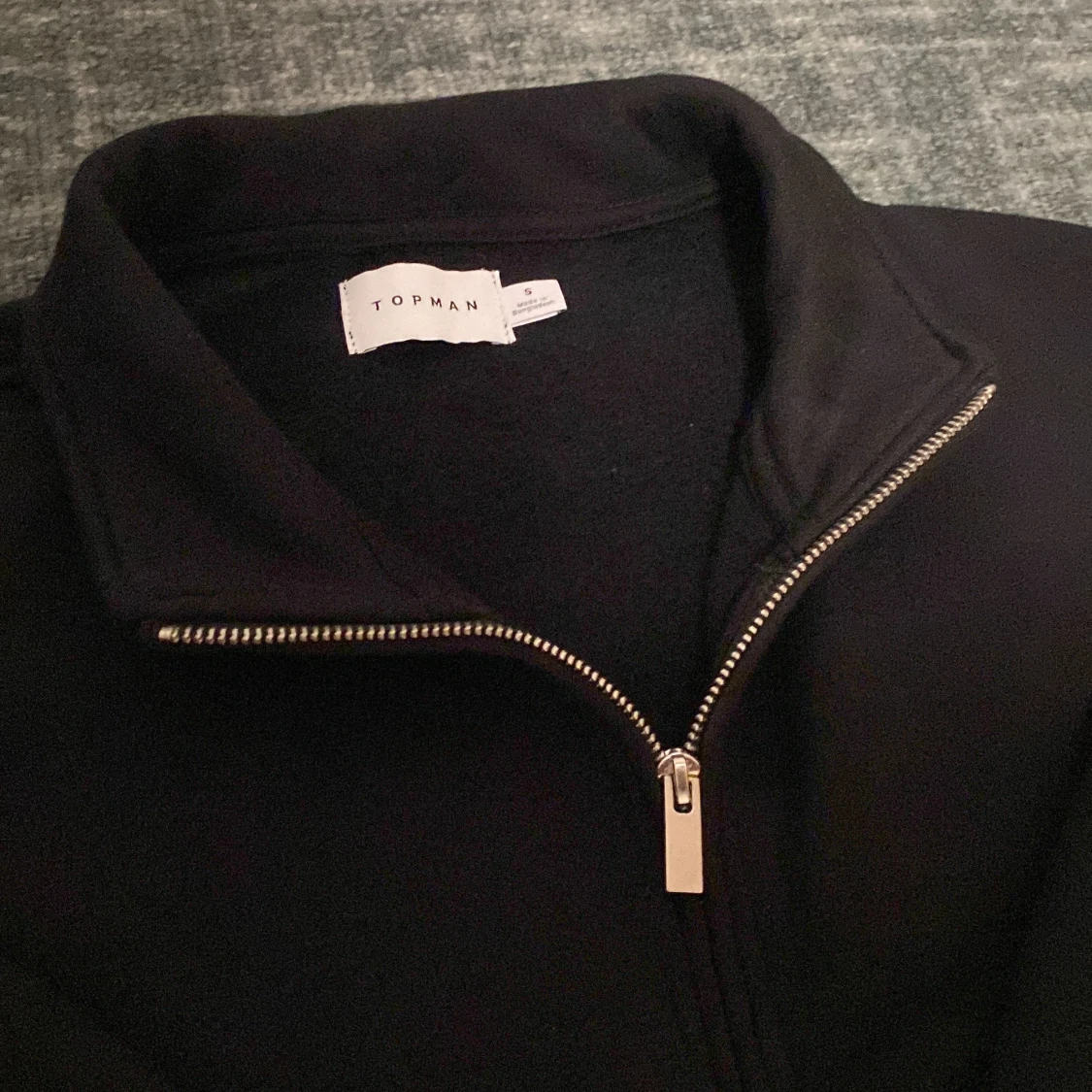 Svart tröja med dragkedja från Topman - 1