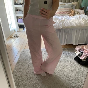 Rosa pyjamas/mjukisbyxor - Så fina ljusrosa pyjamas/mjukisbyxor 