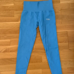 Blå ribbade leggings från ICANIWILL - Snygga blå ribbade leggings från ICANIWILL med hög midja. Perfekta för träning eller en avslappnad dag. De har en tight passform som framhäver figuren och ger bra stöd under aktivitet.