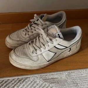 Vita sneakers från Diadora - Skokartong ingår