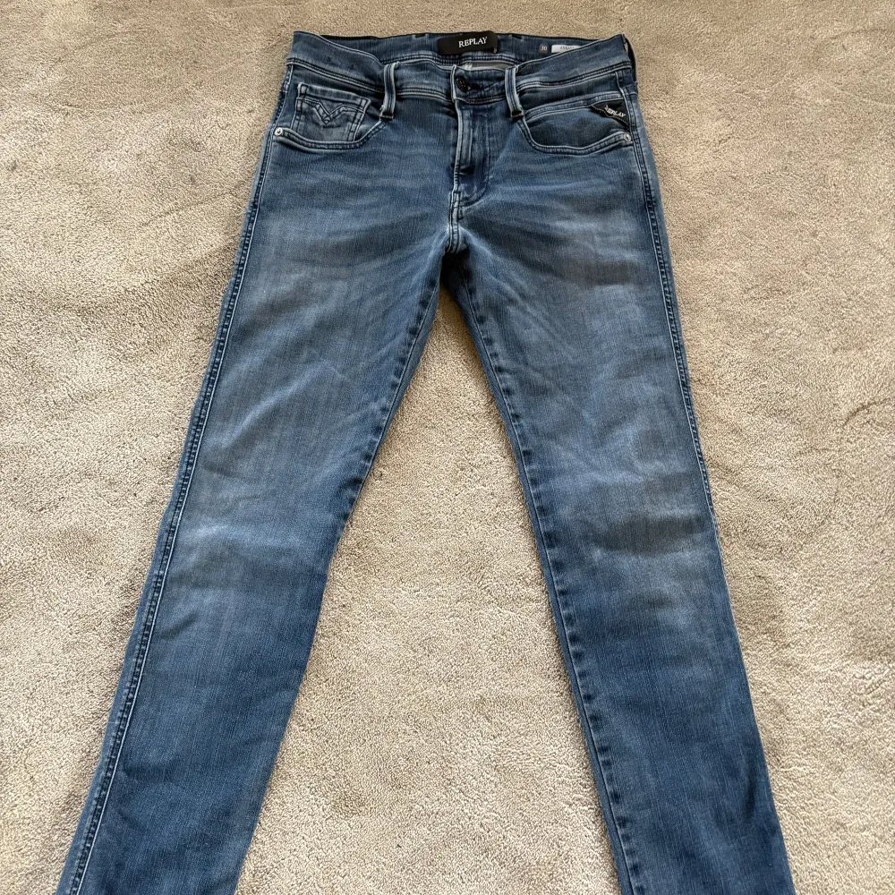 Replay jeans i modellen ambass och är i nyskick ändast använda ett par få gånger. Storlek 30/30.. Farkut & Housut.