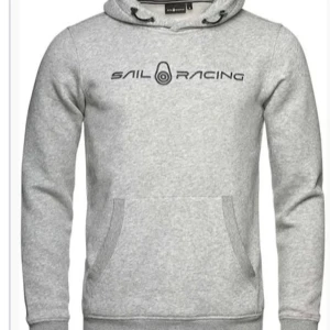 Grå hoodie från Sail Racing - Säljer en grå hoodie från Sail Racing med svart logga på bröstet. Original pris är 1300kr , mitt pris är 650 då den bara är använd få tal gånger men har en otroligt liten fläck som man inte märker av ! Annars finns inga tecken på användning. Super bra och bekväm tröja i storlek S. Pris kan diskuteras 