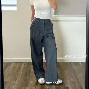 Gråa kostymbyxor   - Uniqlo pleated wide pants, nästan helt oanvända men super snygga! 