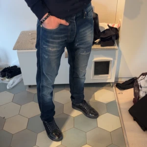 Jack and Jones - Säljer ett par riktigt feta Jack and Jones jeans i väldigt bra skick, skriv om du har några funderingar eller frågor!