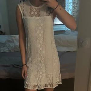 Vit spetsklänning - Kort vit spetsklänning perfekt till student, konfirmation eller midsommar💐Önskas fler bilder är det bara att skriva!⭐️
