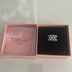 Edblad peak ring  - Snygg silverring från Edblad med ett unikt designmönster av små pyramider. Perfekt för att ge en edgy touch till din stil. Kommer i en fin rosa presentask. 💗