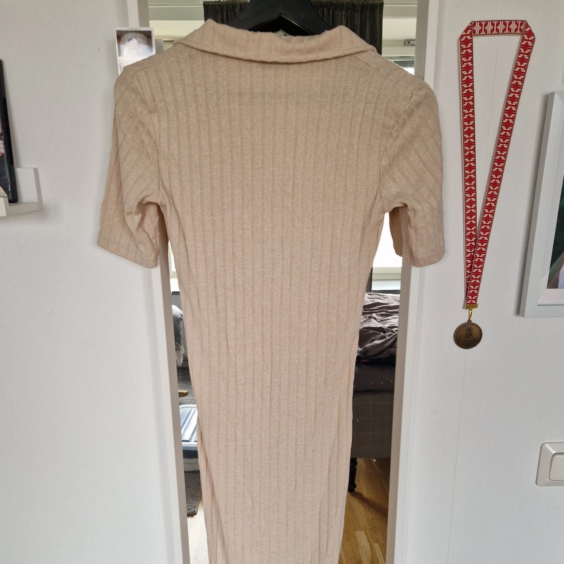 Beige ribbad klänning från NA-KD - 2