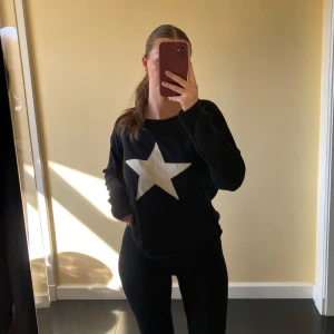 Svart tröja med stjärna - Säljer en svart tunn tröja från bondelid