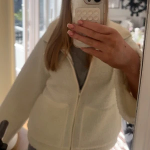 Vit pilejacka 'Sally' - Säljer denna jättefina teddyjackan från lager157 som tyvärr inte kommer till användning, inga defekter🤍