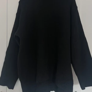Svart stickad polo tröja - Svart stickad tröja med polokrage från bikbok. Mjukt, varmt och skönt material. Oversized modell. Använd fåtal gånger. Storlek S. 150kr