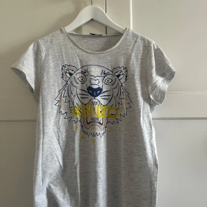 Kenzo T-shirt  - T-shirt från kenzo, använd men inga defekter 
