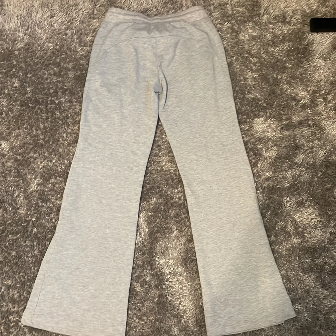 Ljusgrå mjukisbyxor med utsvängda ben - 1