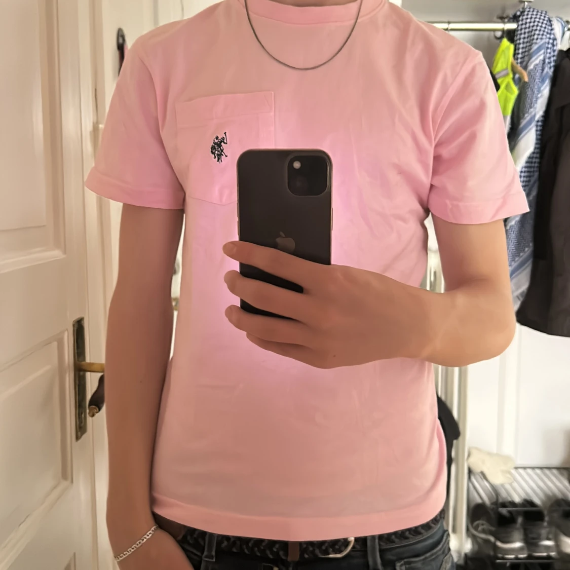 Ljusrosa t-shirt med bröstficka från U.S. Polo Assn.