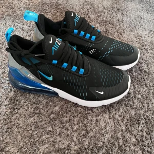 Nike Air Max 270 sneakers svart/blå - Säljer ett par 370 kopior, inte de bästa kopiorna men ändå ok, vid intresse kontakta