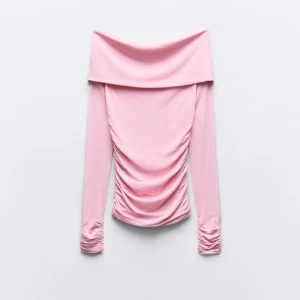 Rosa off shoulder tröja - En rosa off shoulder tröja från Zara. Som idag inte säljs längre och slutsåld. Aldrig använd i storlek M. Men jag skulle säga att den även kan passa folk med S. Stretchig material