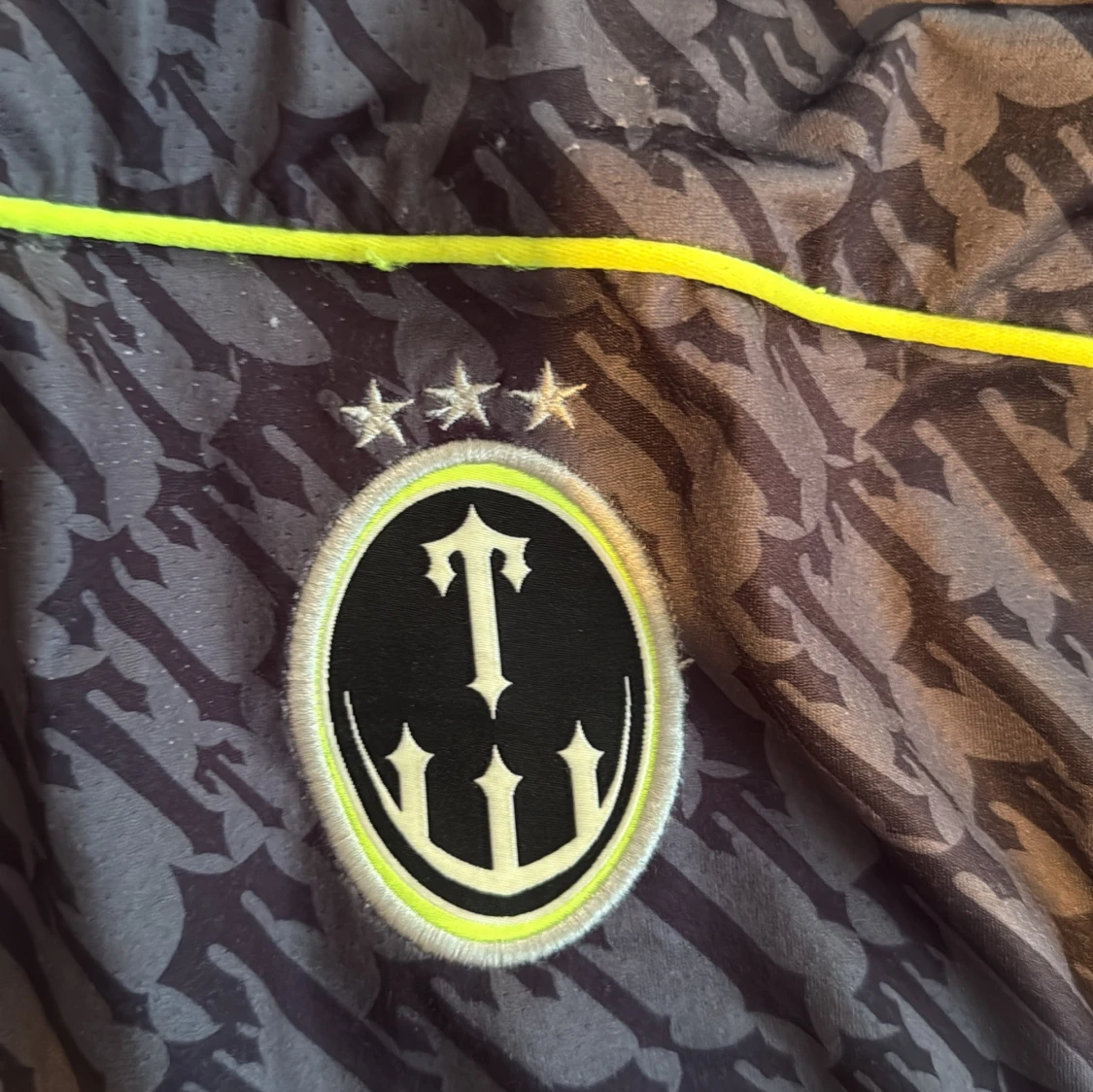 Trapstar svart fotbollströja med mönster och gula detaljer - 1