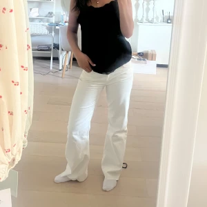 Vita raka jeans zara - Säljer dessa vita super fina jeans från Zara, helt oanvända och avklippta så de passar perfekt i längd för mig som är runt 168 cm, nypris 559 💓💓😍🥰 skriv privat 