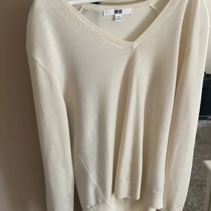 Vit v-ringad tröja från Uniqlo - Säljer  gullig vit v-ringad tröja från Uniqlo.💞