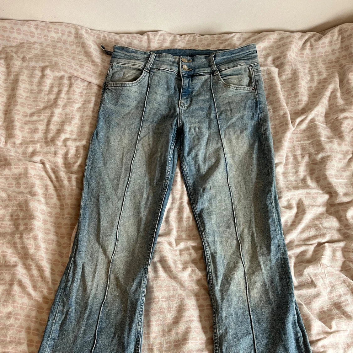 Blå bootcut jeans med pressveck - 1