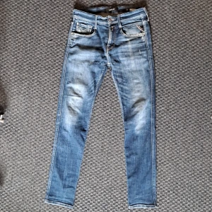 Replay anbass jeans med slitningar - Riktigt snygga blå replay anbass jeans med lite slitningar (se bild)   |   Nypris: 1800 ---> Mitt pris: 500   |   Storlek: W29 L30   |   Väldigt bra skick, bara använda ett fåtal gånger