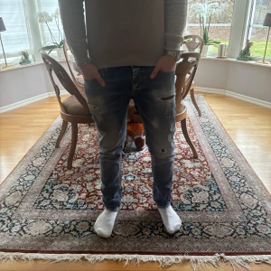 Slitna jeans Taylor tweed - Säljer ett unikt par blå jeans från Taylor Tweed med slitningar i nyskick. Jeansen är handgjorda i Italien och nypriset ligger runt 2000kr. Tveka inte med att ställa frågor eller liknande 