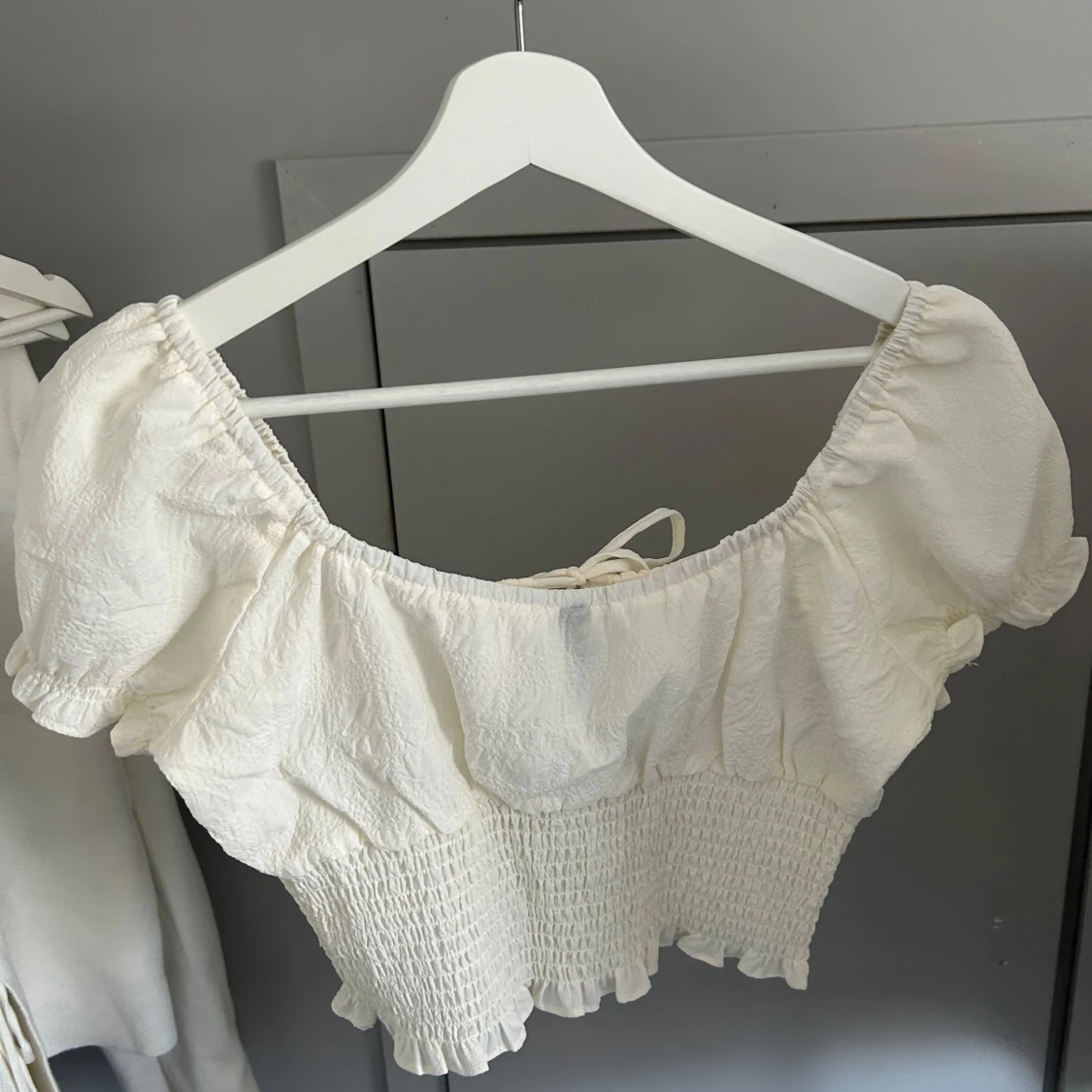 Vit croppad blus med puffärmar från H&M - 2