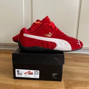Puma Speedcat OG Sneakers - Säljer ett par röda Puma Speedcat i Size 45