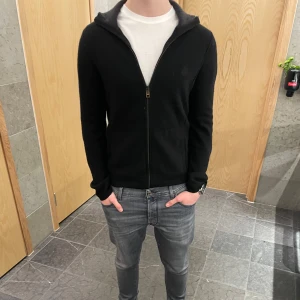 Zadig Voltaire 100% kashmir kofta - Säljer en rikigt skön Zadig Voltaire kofta i 100% kashmir⭐️ NYPRIS = 5000kr🤝Storlek M passar M. Skick : 9/10! Hör gärna av er om ni har funderingar!🙌