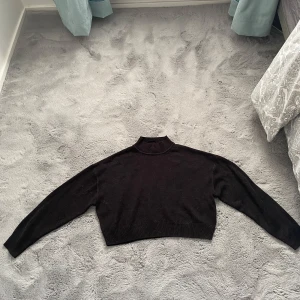 Svart polotröja från Divided - Så söt polotröja, cropped med långa ärmar och går att styla på många sätt ❤️❤️ 