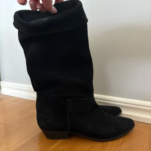 Filippa K boots - Säljer dessa Filippa K bootsen som är så fina, inte alltför hög klack, bra skick lite slitningar där bak 💕💕
