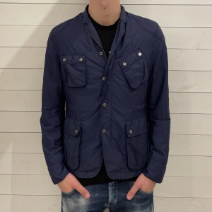 J.Lindeberg jacka  - Jacka från J.Lindeberg - Storlek: xl passar l - Jackan Är i ett fint skick utan några defekter - Vårat Pris: 749 SEK - Nypris : 2499 sek Modellen på bilden är 193 CM och väger 90 kg 