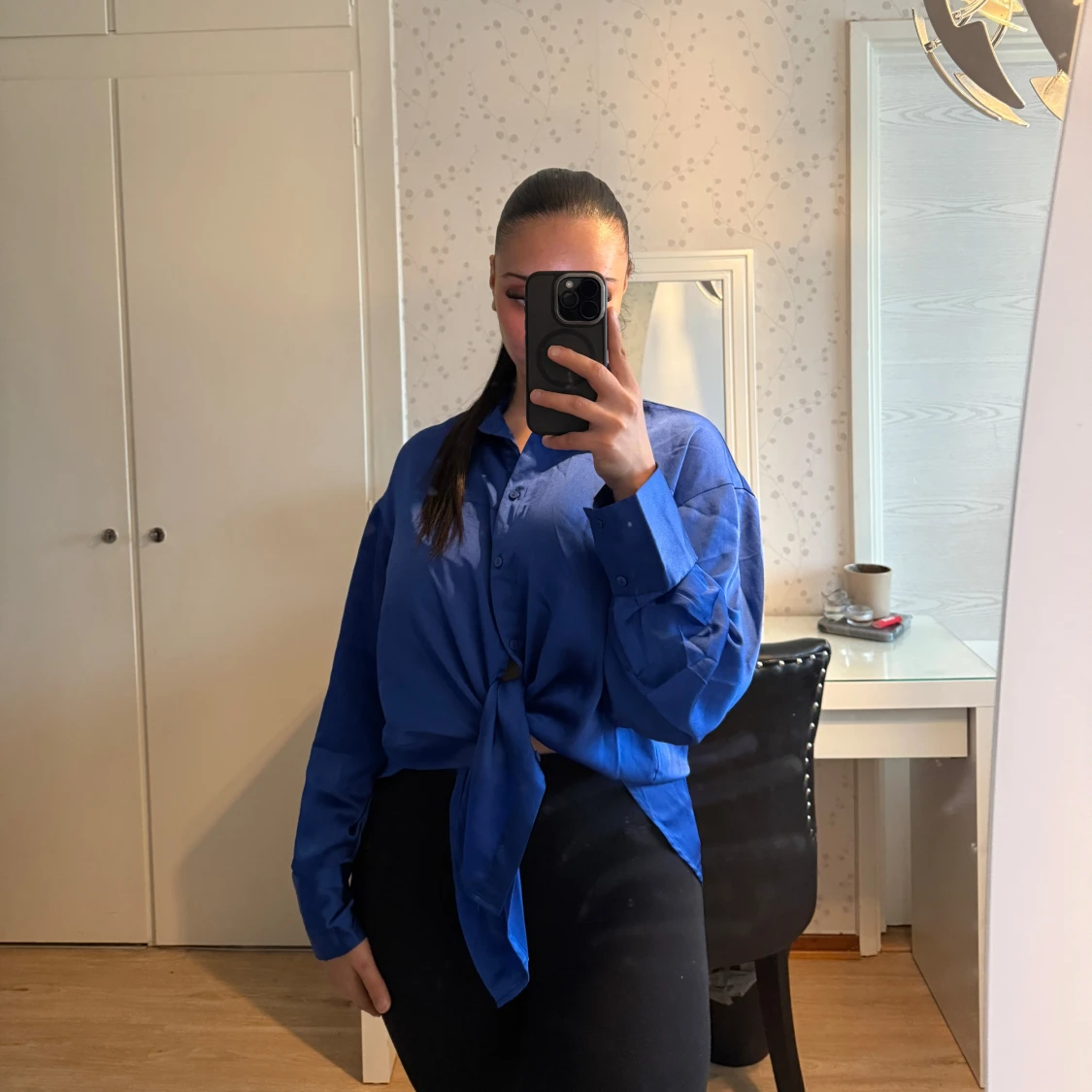 Blå satin oversized skjorta från vero moda - 2