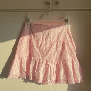 Rosa volang kjol - Säljer denna super fina rosa volang kjolen som passar perfekt till vår och sommar. Storlek XS men passar även S💗🌸