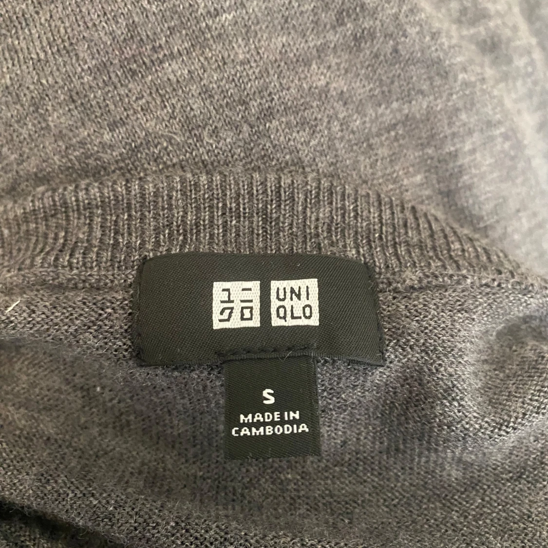 Grå tunn stickad tröja från Uniqlo - 2