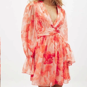 Orangeflammig klänning - ENDAST INTRESSEKOLL‼️TRYCK INTE PÅ KÖP NU‼️Superfin kort klänning som är perfekt till sommaren! Från NA-KD och aldrig använd! Skriv gärna vid intresse samt prisförslag 